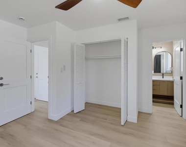 6201 Lorca Dr - Photo Thumbnail 14
