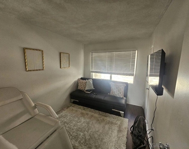 5030 Chaucer Ave - Photo Thumbnail 6