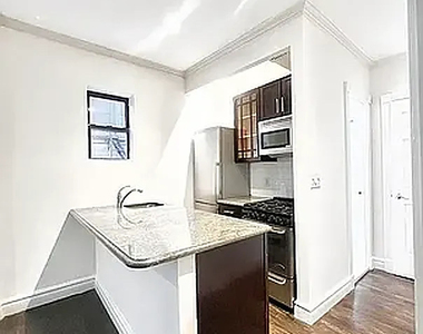 340 East 61st Street - Photo Thumbnail 3