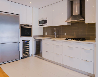 431 W 37th Street - Photo Thumbnail 3