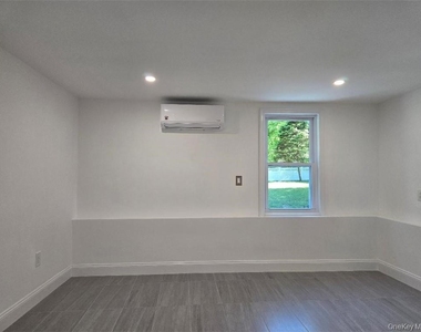 3074 Lexington Avenue - Photo Thumbnail 5