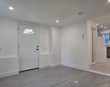 3074 Lexington Avenue - Photo Thumbnail 4