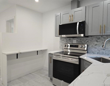 3074 Lexington Avenue - Photo Thumbnail 9