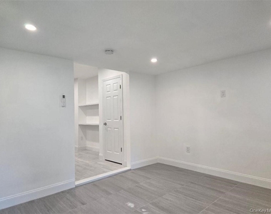 3074 Lexington Avenue - Photo Thumbnail 6