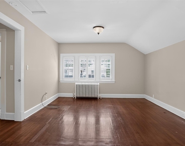 1058 Plandome Road - Photo Thumbnail 10