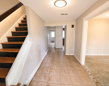 109 Pomona Road - Photo Thumbnail 2