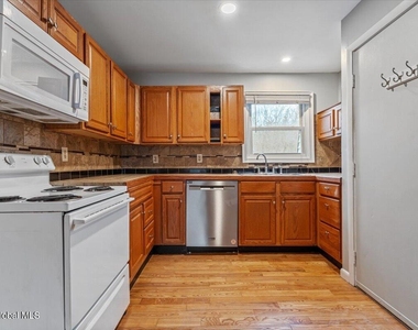 455 Maple Avenue - Photo Thumbnail 8