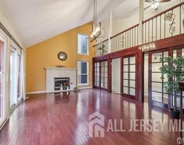 232 Westgate Drive - Photo Thumbnail 2