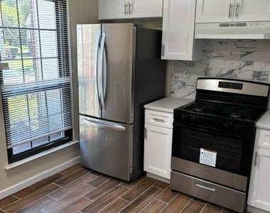 181 Hampshire Court - Photo Thumbnail 2