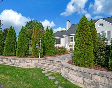 1001 Clearview Avenue - Photo Thumbnail 2