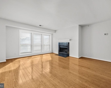 3175 Summit Square Drive - Photo Thumbnail 7