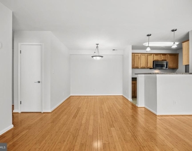 3175 Summit Square Drive - Photo Thumbnail 11