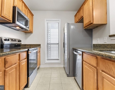 3175 Summit Square Drive - Photo Thumbnail 4