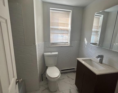 1812 E Thayer Street - Photo Thumbnail 7