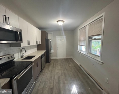 1812 E Thayer Street - Photo Thumbnail 4
