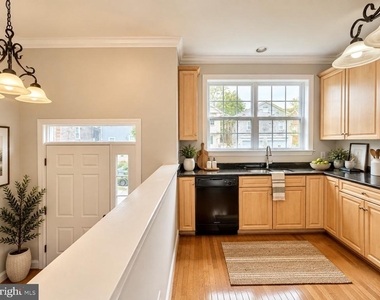 39 W 5th Street - Photo Thumbnail 2