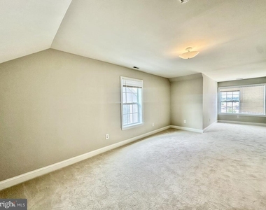 39 W 5th Street - Photo Thumbnail 19