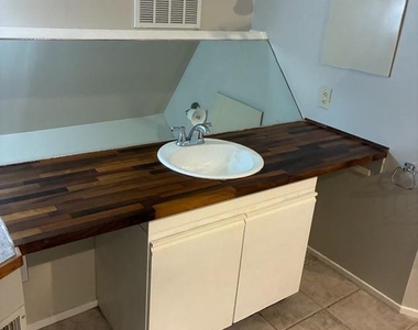 640 Geneva Drive - Photo Thumbnail 12