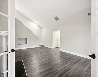 6520 Lake Park Drive - Photo Thumbnail 2