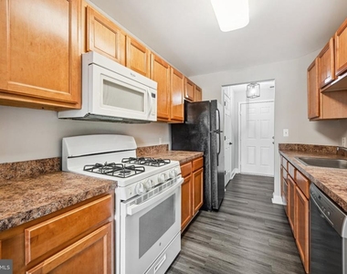 6520 Lake Park Drive - Photo Thumbnail 8