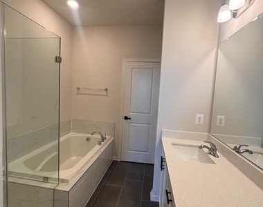 4826 Vista Glen Lane - Photo Thumbnail 10