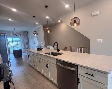 4826 Vista Glen Lane - Photo Thumbnail 3