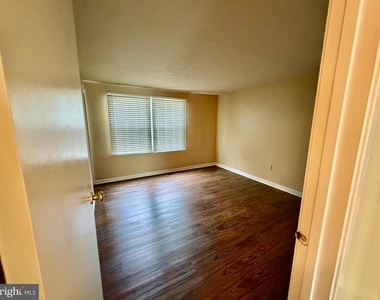 6308 Clinton Way - Photo Thumbnail 6
