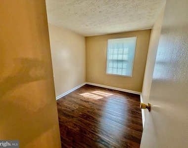 6308 Clinton Way - Photo Thumbnail 8