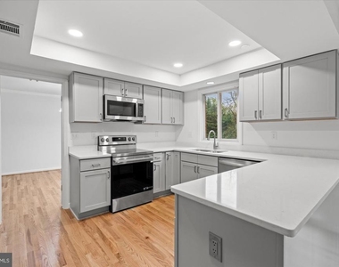 9601 Persimmon Tree Road - Photo Thumbnail 14