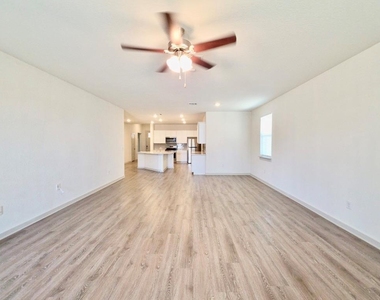 14301 Mcarthur Dr - Photo Thumbnail 4