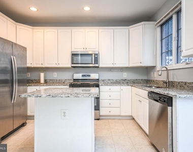 1303 Cameron Hill Court - Photo Thumbnail 7