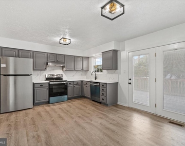 841 Briar Court - Photo Thumbnail 7