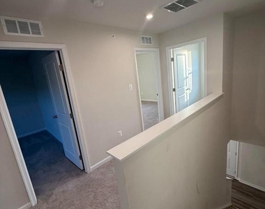 110 Mariners Way - Photo Thumbnail 14
