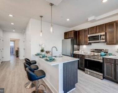 601 S Broadway - Photo Thumbnail 3
