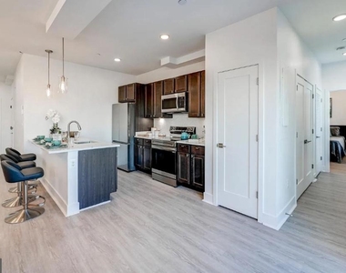 601 S Broadway - Photo Thumbnail 4