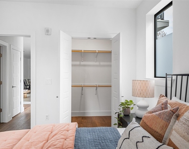 1615 E 7th St - Photo Thumbnail 12