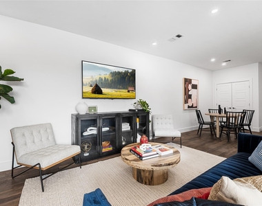 1615 E 7th St - Photo Thumbnail 9