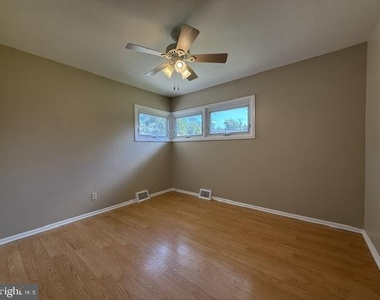 5 W Stephen Drive - Photo Thumbnail 3