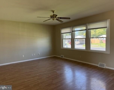 5 W Stephen Drive - Photo Thumbnail 1