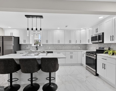109 E 40th Street - Photo Thumbnail 32