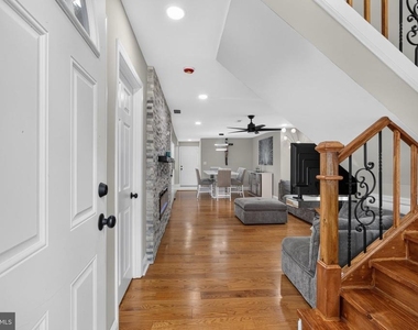 109 E 40th Street - Photo Thumbnail 2