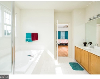 33 Hempstead Drive - Photo Thumbnail 12