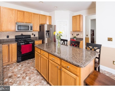 33 Hempstead Drive - Photo Thumbnail 7