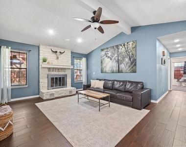 303 Pin Oak Dr - Photo Thumbnail 9
