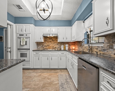 303 Pin Oak Dr - Photo Thumbnail 12