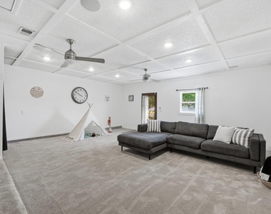 303 Pin Oak Dr - Photo Thumbnail 16