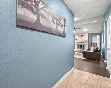 303 Pin Oak Dr - Photo Thumbnail 5