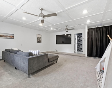 303 Pin Oak Dr - Photo Thumbnail 17