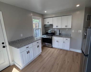 5210 Hayes Ne - Photo Thumbnail 1