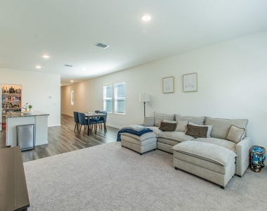 209 Dirty Harry Dr - Photo Thumbnail 4